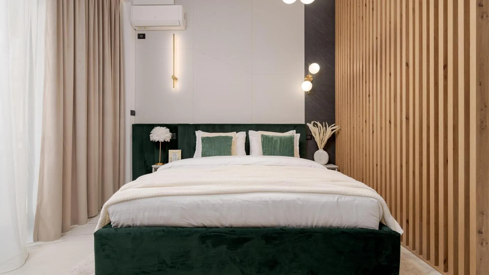 Ultracentral High-End Apartment With Balcony Бухарест