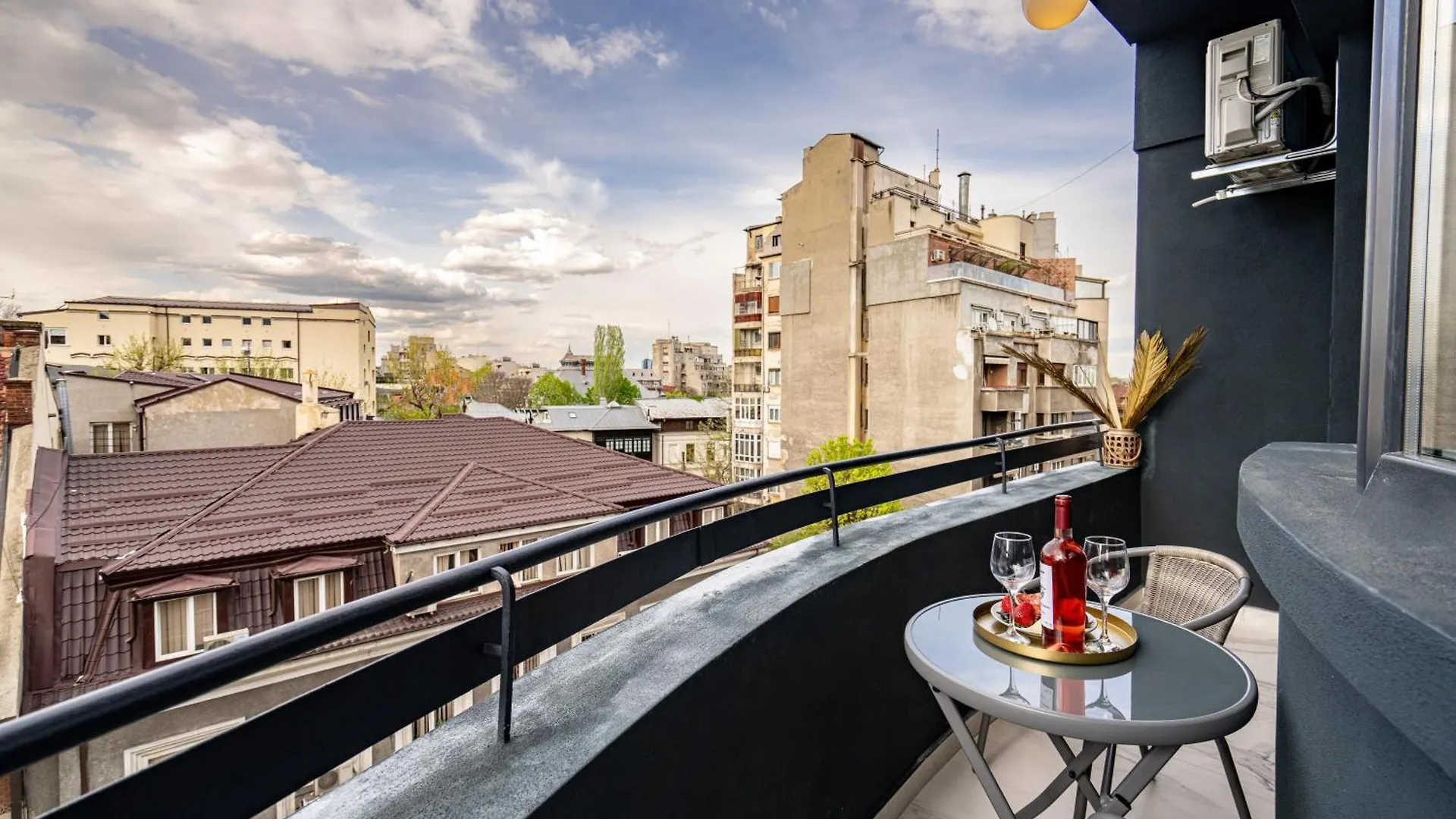 Ultracentral High-End Apartment With Balcony Bukarest
